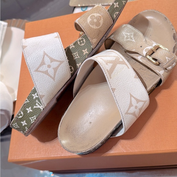 LOUIS VUITTON BOM DIA MULE SLIDES
Size 38 EU 7.5 US USED w/LV BOX &Dust Bag - Picture 5 of 9